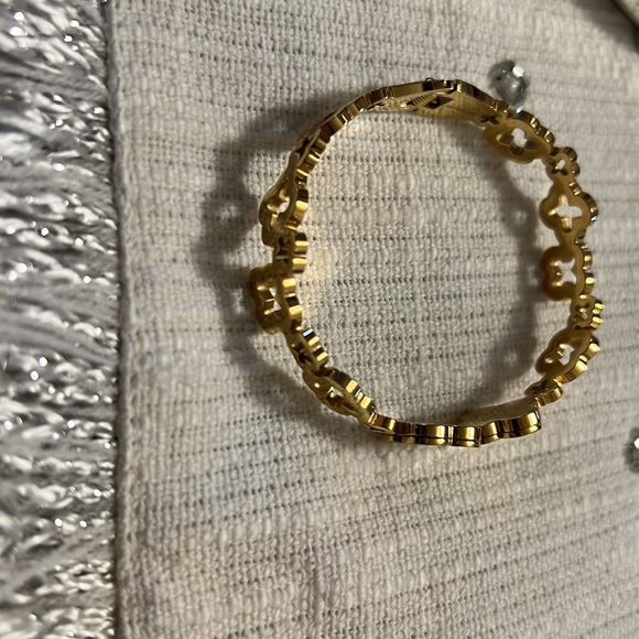 White and Black Gold 14K Goldplated & Cubic Zirconite Clover Bangle Bracelet - Picture 7 of 9